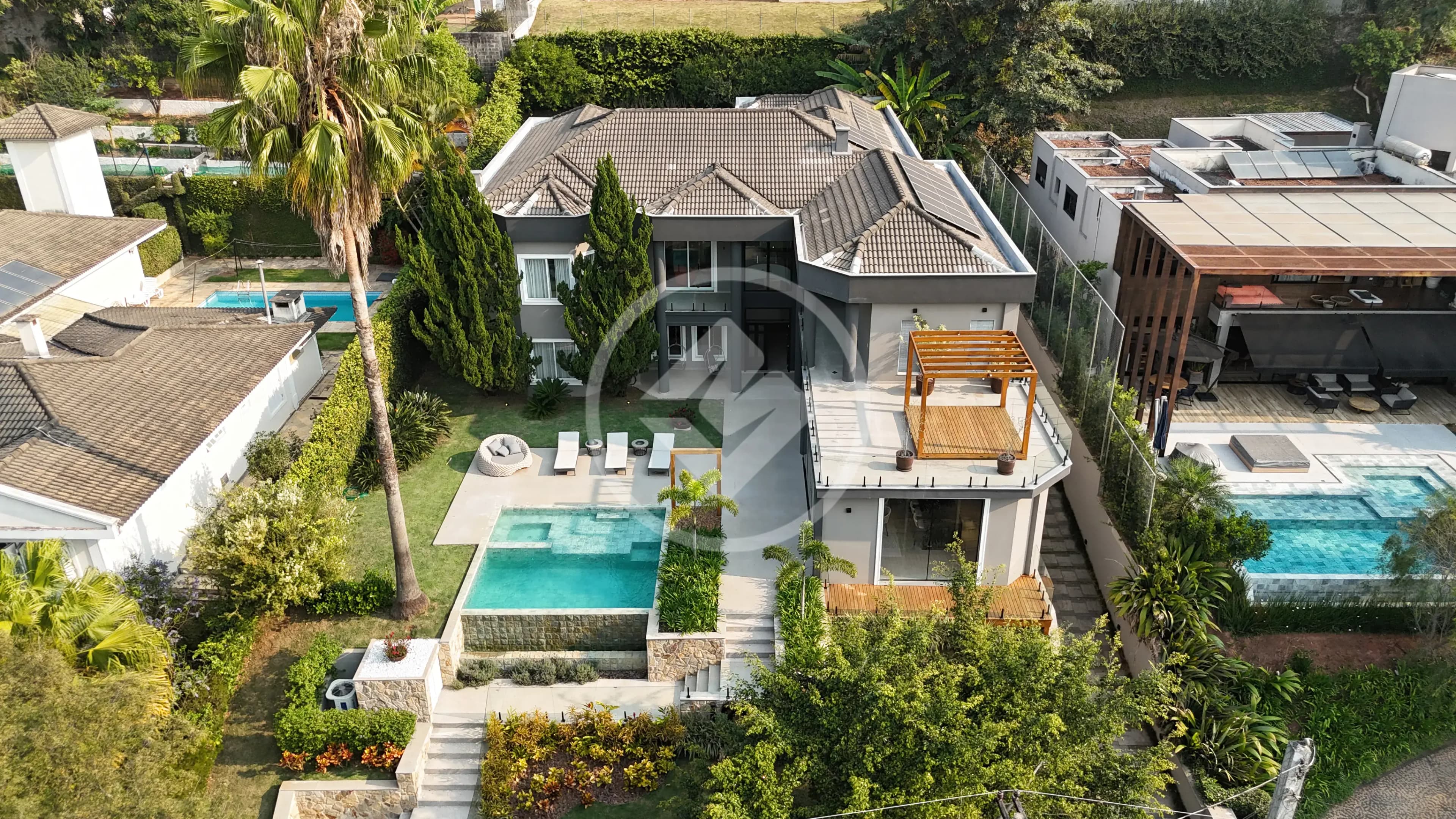 Casa à venda, 780 m2, 5 suítes, 6 vagas, Alphaville.