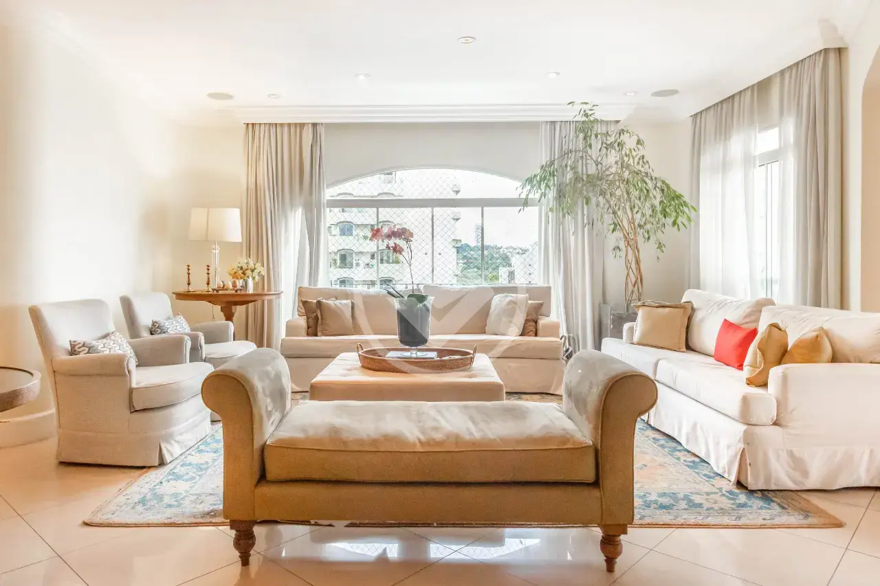 Lindíssima Cobertura de 624m² a venda/locação. São 5 dormitórios, 4 suítes e 5 vagas de garagem.