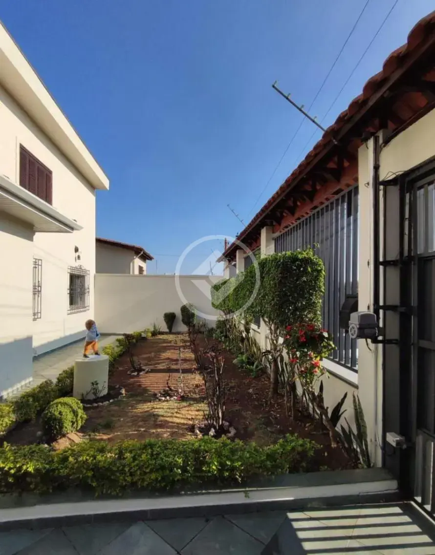 Casa a Venda de 216m² em Moema. São 4 dormitórios, 4 suítes e 4 vagas de garagem.