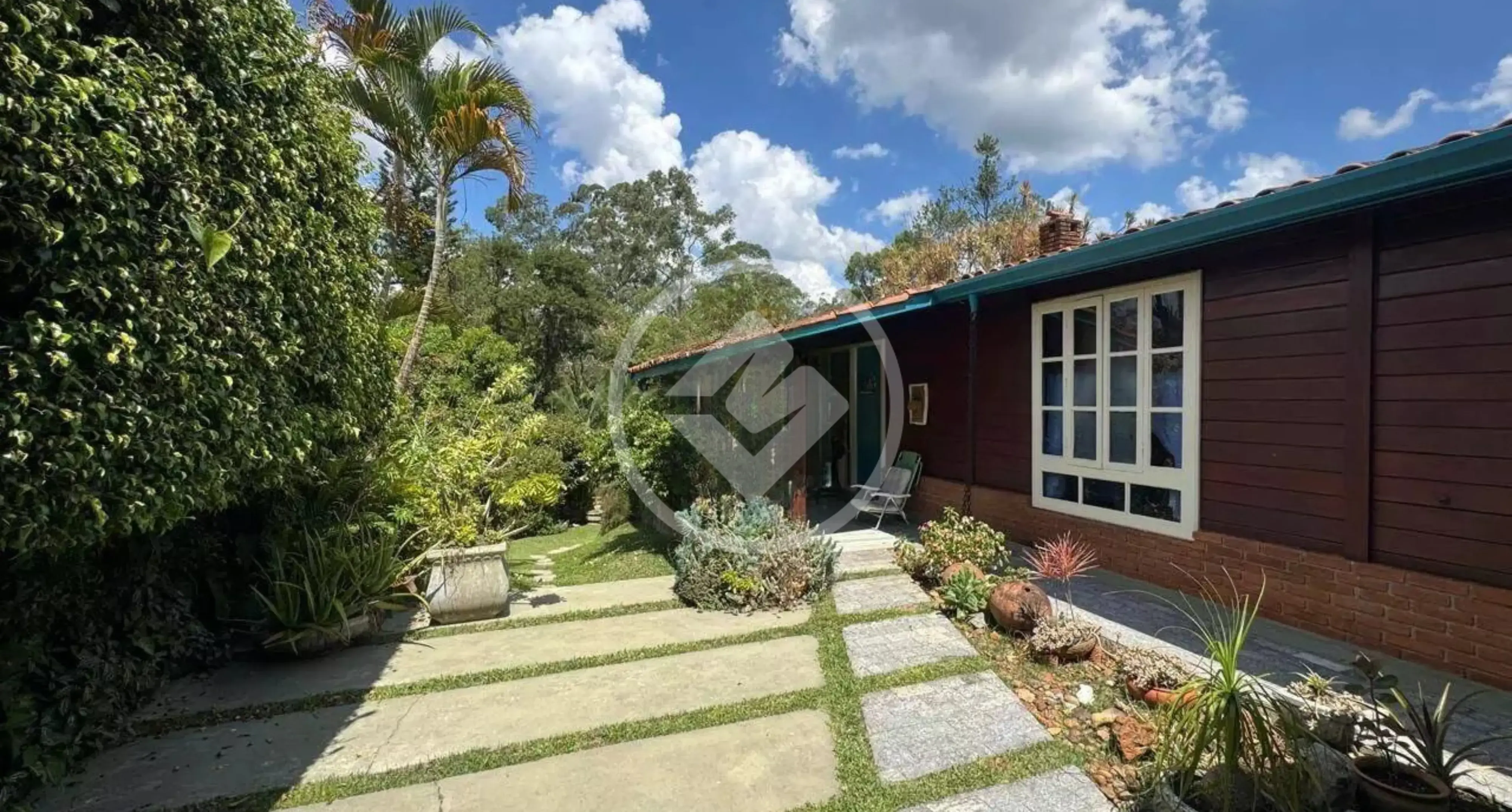 Casa TERREA de madeira em Condominio Fechado na Granja Viana com Piscina e muita area verde
