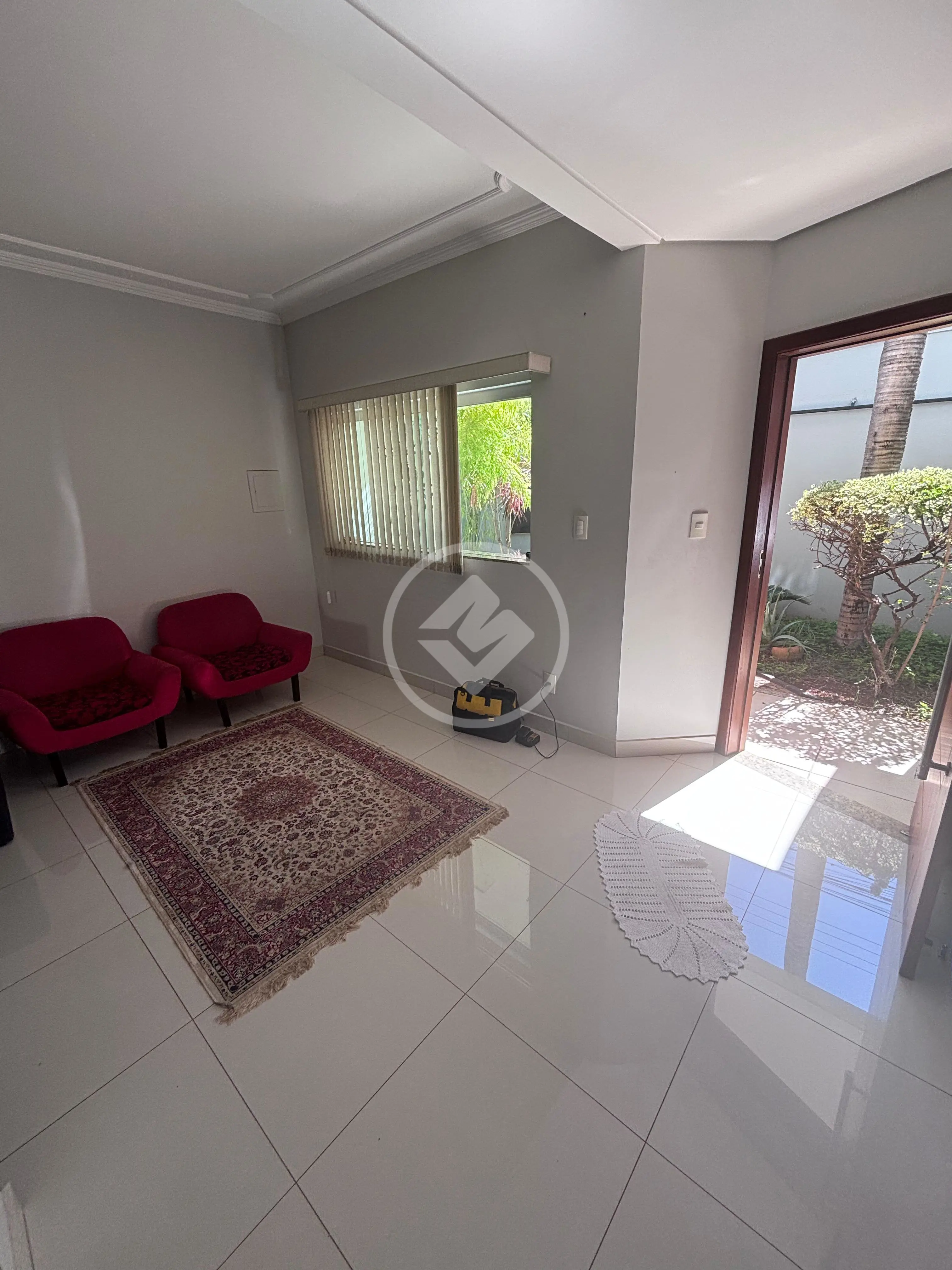 Sobrado à Venda com 4 Quartos, sendo 1 Suíte - 320m² - Santa Mônica - Uberlândia/MG