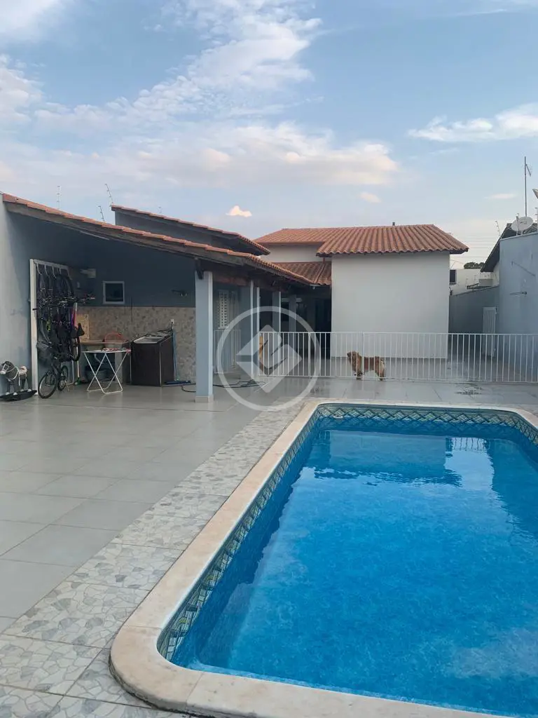 Casa à Venda com 3 Quartos, sendo 1 Suíte - 200 m² - Jóquei Clube - Araguari/MG