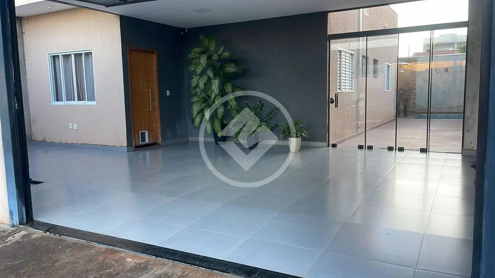 # LINDA CASA 2 DORMITÓRIOS COM SUÍTE #