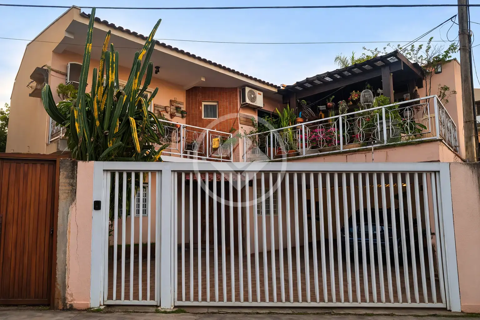 “Sobrado com Suíte, Área Gourmet e Salão Comercial – Jardim Maracanã”