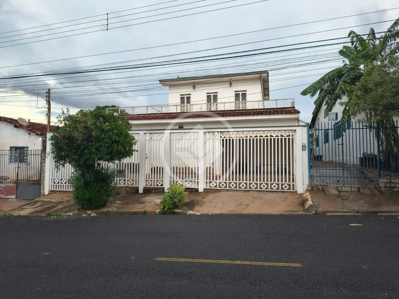EXCELENTE CASA DE 4 SUITES