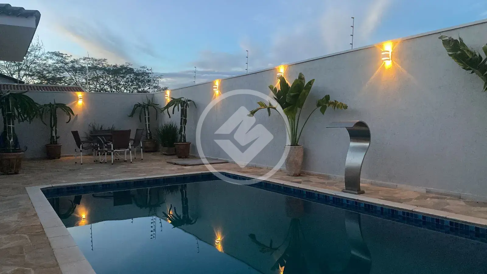 Casa com 3 suítes e piscina Zona Sul