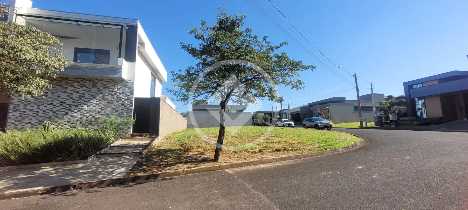 EXCELENTE TERRENO DE ESQUINA COM VIZINHOS DEFINIDOS