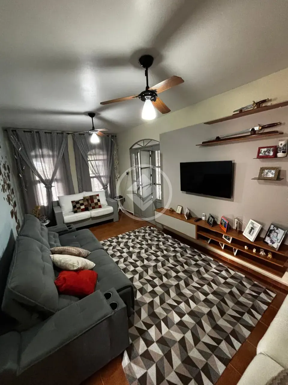 Linda casa com 4 dormitórios sendo 1 suíte em Jacareí (Avalia permuta) R$ 500.000,00