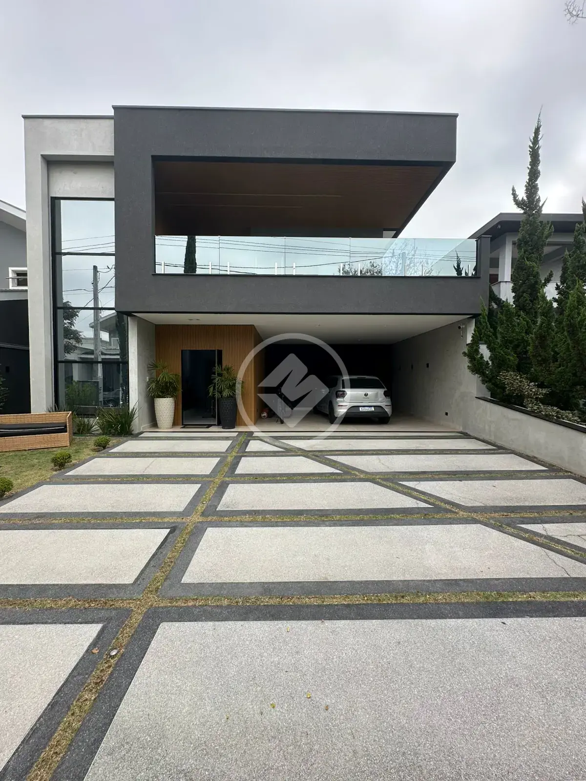 CASA DE ALTO PADRÃO À VENDA NO CONDOMÍNIO SUNSET GARDEN - JARDIM CALIFÓRNIA - JACAREÍ - 280m² - 3 SUÍTES - PISCINA COM BAR MOLHADO - "PORTEIRA FECHADA" - R$2.790.000,00 - ESTUDA PERMUTA