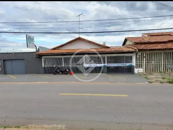 CASA AMPLA COM GRANDE POTENCIAL RESIDENCIAL OU COMERCIAL . O IMOVEL CONTA COM 6 QUARTOS, SENDO 4 SUITES, 7 BANHEIROS; SALAS ESPAÇOSAS E 2 COZINHA