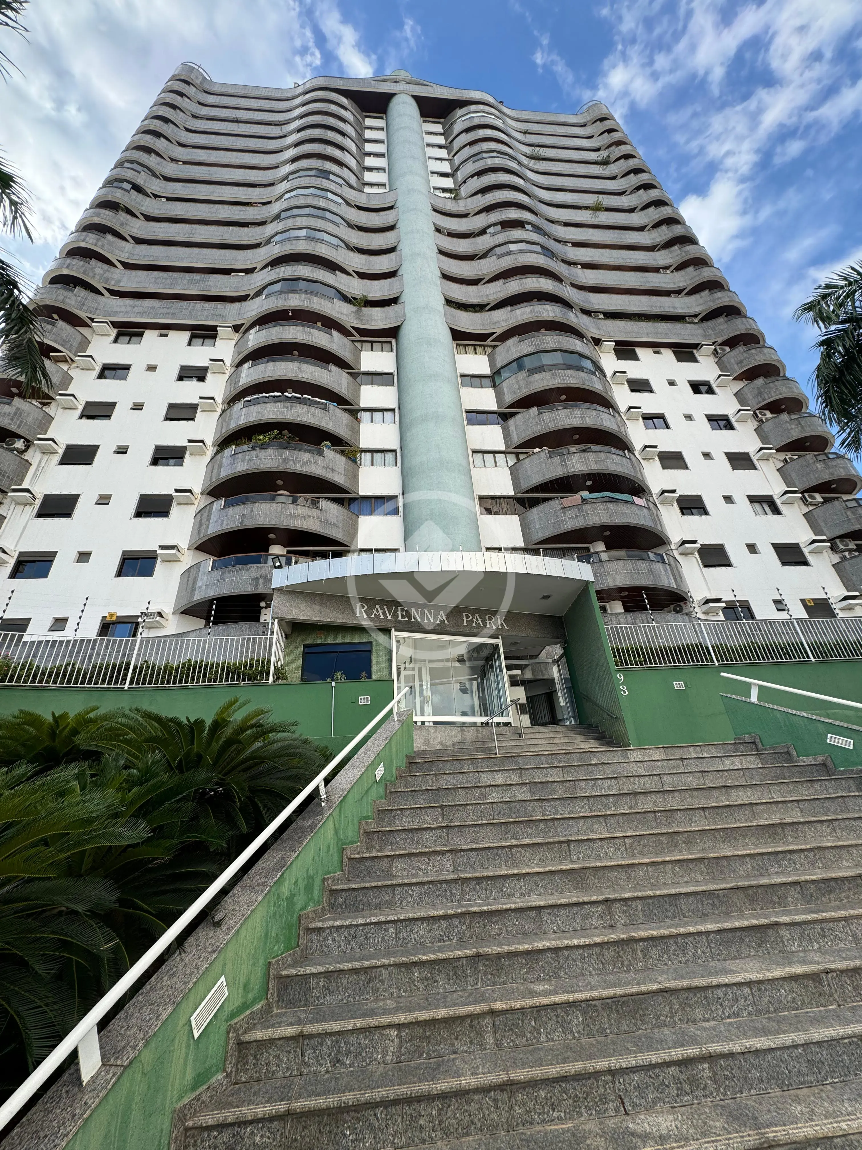 APARTAMENTO COM MOBILIA E 4 QUARTOS (SUÍTES E DEMISUÍTES) BAIRRO DUQUE DE CAXIAS CUIABÁ-MT R$1.400.000,00