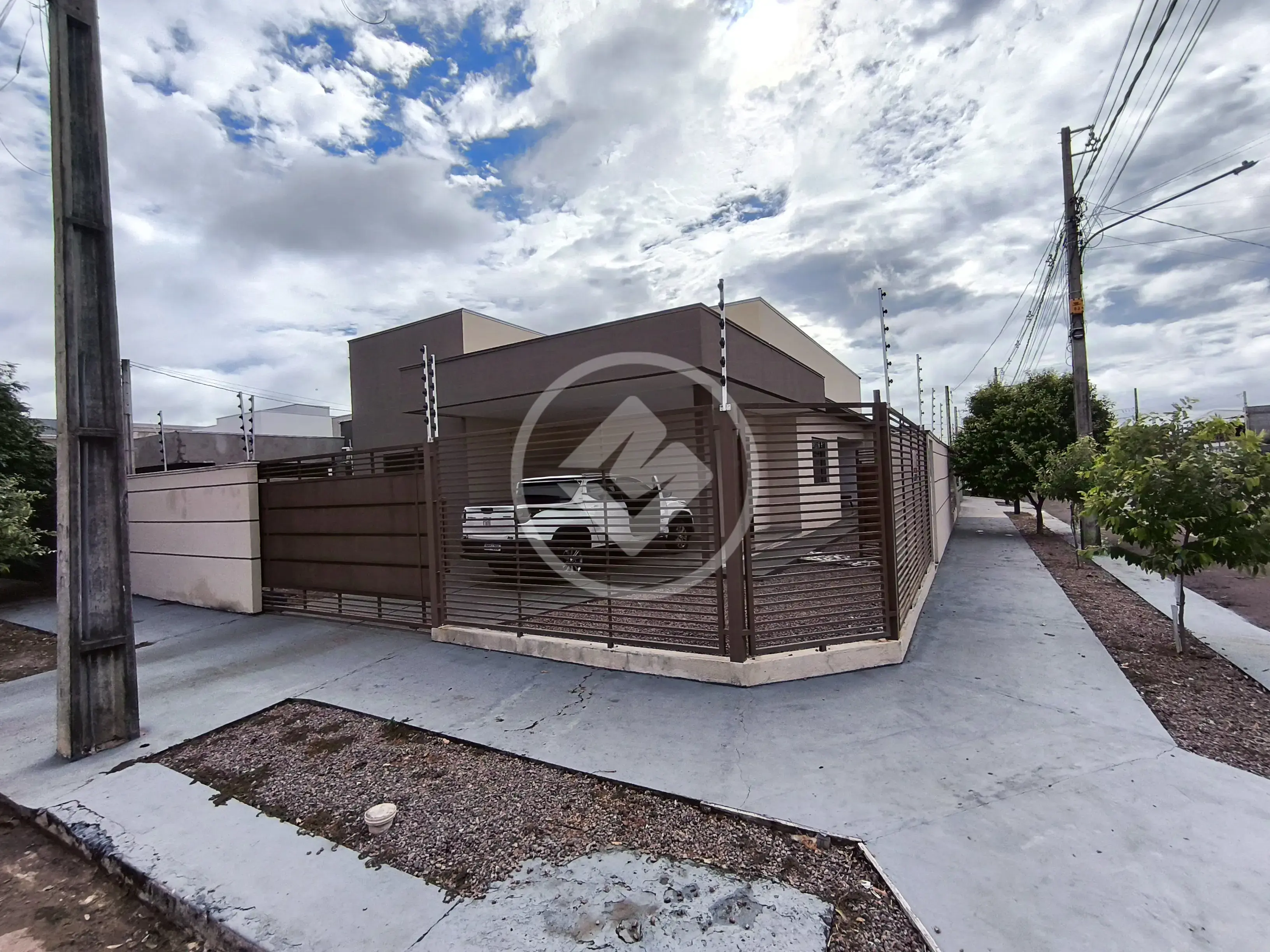 Casa Com 3 Quartos, Sendo 01 Suíte à venda - Excelente Preço - no Jardim Pienza, Sinop-MT - R$ 700.000,00