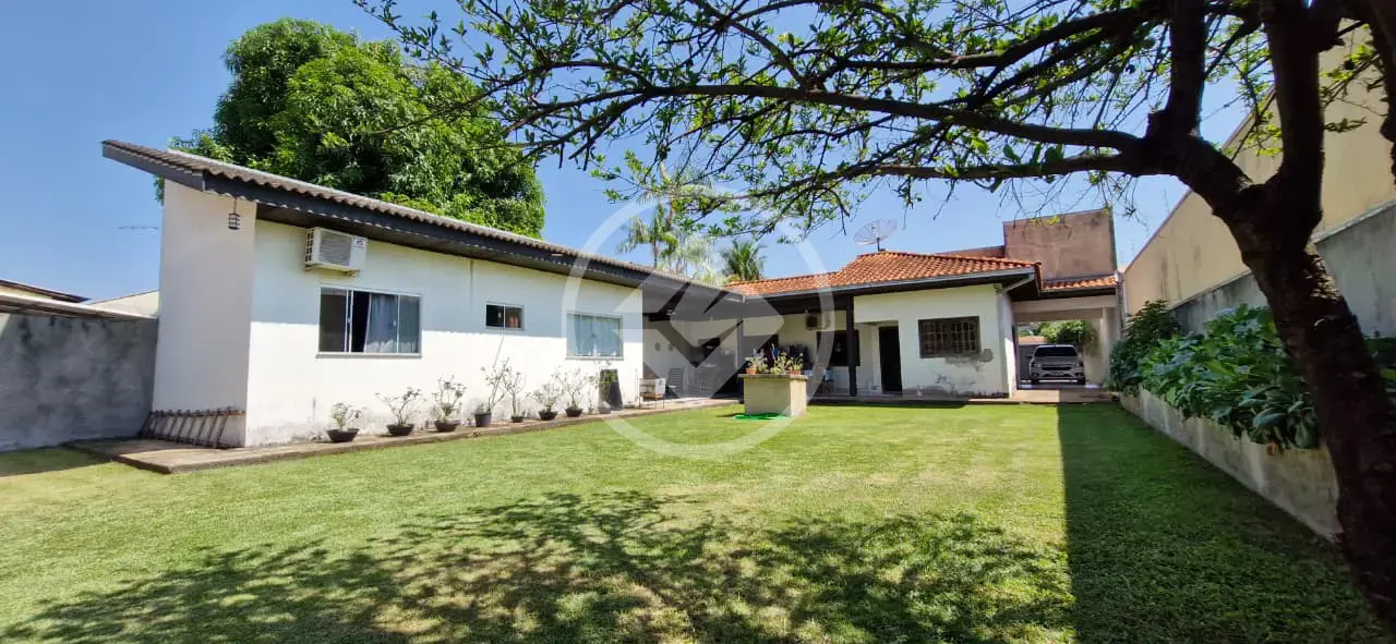 CASA COM GARAGEM A VENDA
