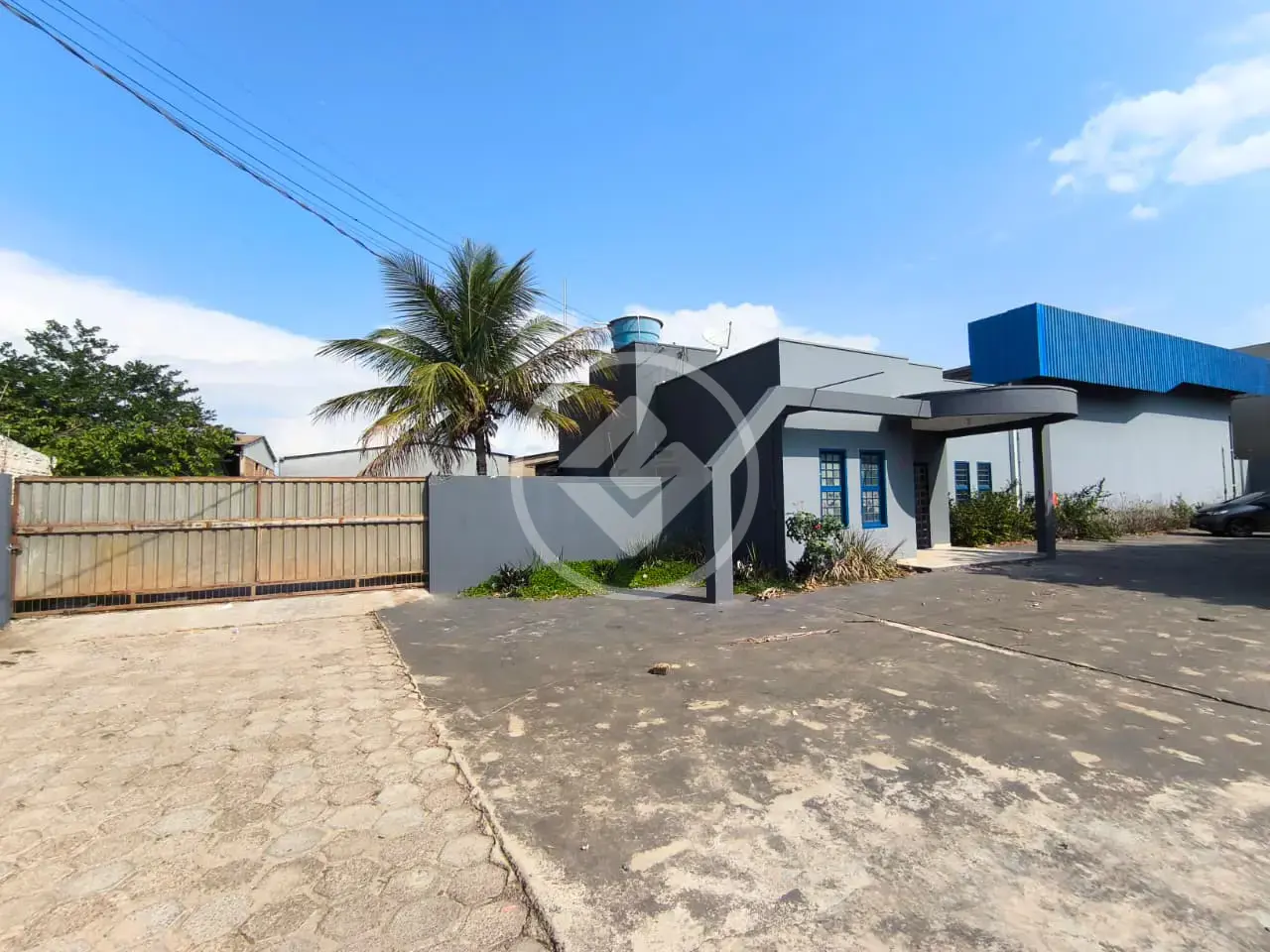 Galpão Com 950 m² + 1150 m² de Pátio Para Venda Ou Locação no Setor Industrial Em Sinop MT - R$ 16.800,00