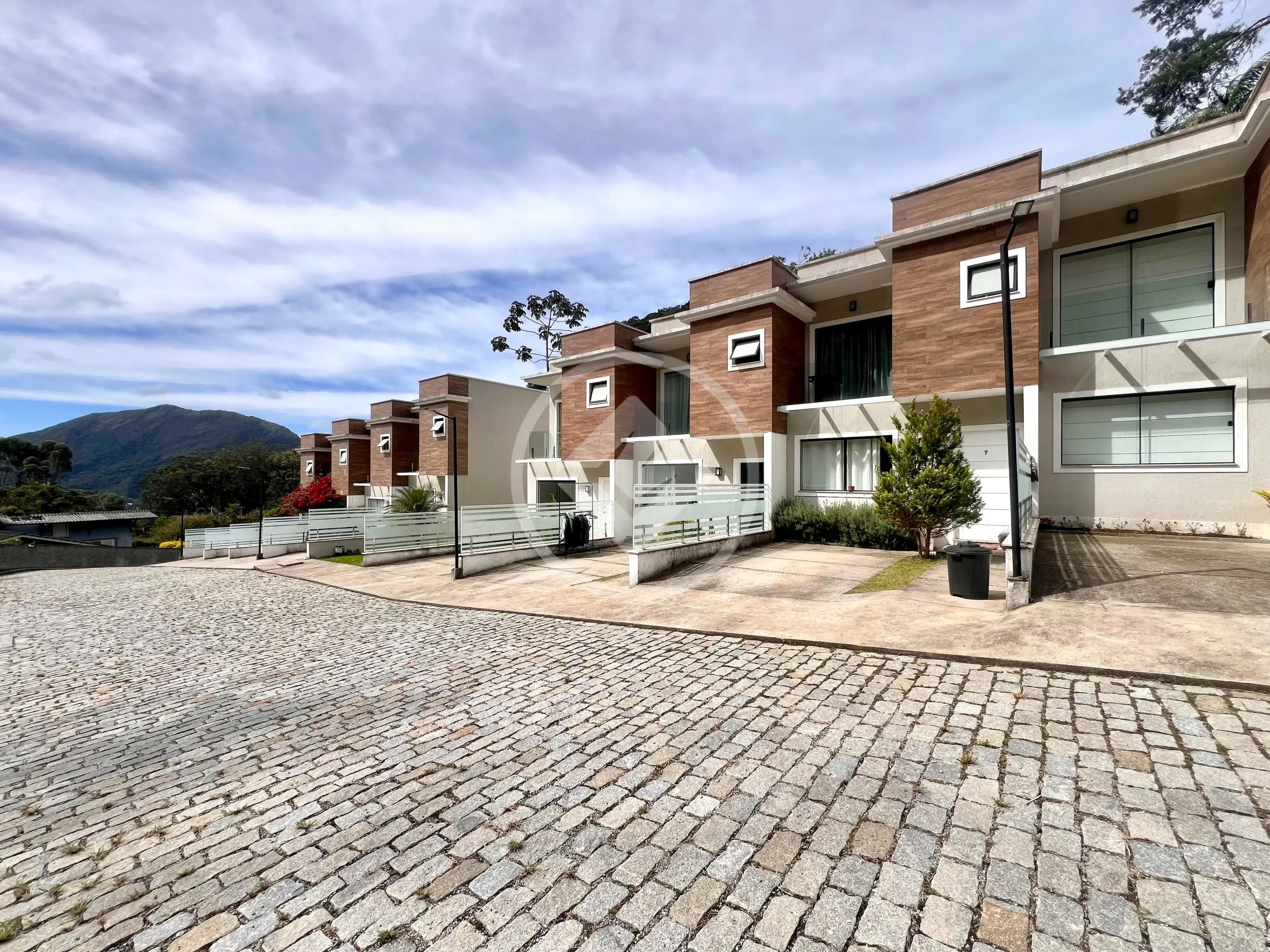 Casa com 2 suítes e 169m² à venda por R$ 650.000 - Granja Guarani - Teresópolis/RJ