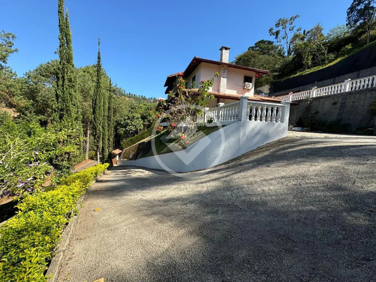 Linda casa recém reformada em condomínio.
