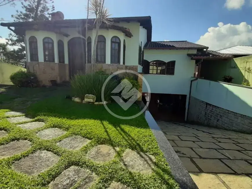 Casa com 3 quartos, quintal e vaga coberta para 3 carros - 5 minutos do Centro Teresópolis