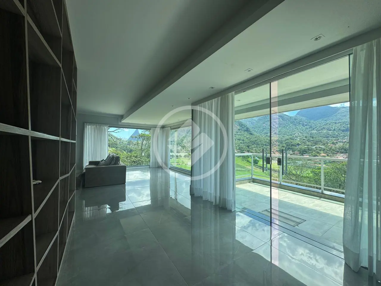 Casa à venda em Teresópolis, no bairro Carlos Guinle. Com 1730 m² de área, Teresópolis-RJ.