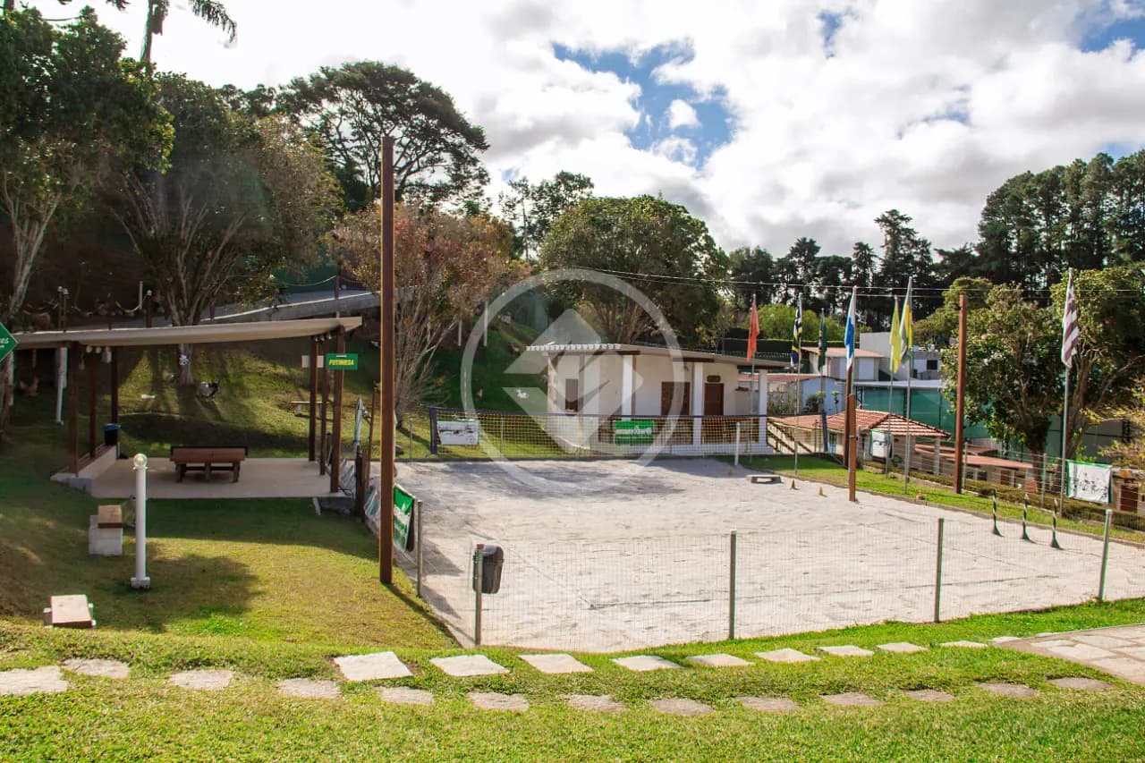 Pousada montada com área de 5.200m2 próxima ao centro, com 9 suítes mobiliadas.