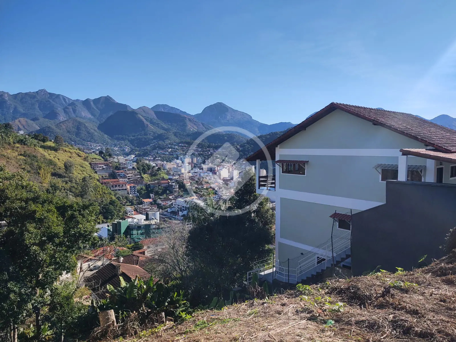 Terreno fora de condomínio a menos de 5 minutos do centro comercial de Teresópolis