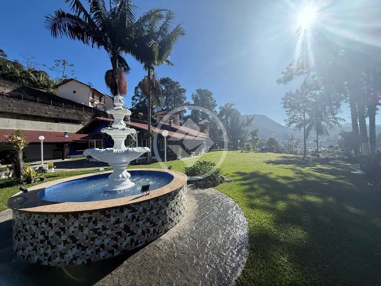 Viva a exclusividade em Teresópolis, numa casa linda de 900m2, localizada no respeitável bairro de Araras.
