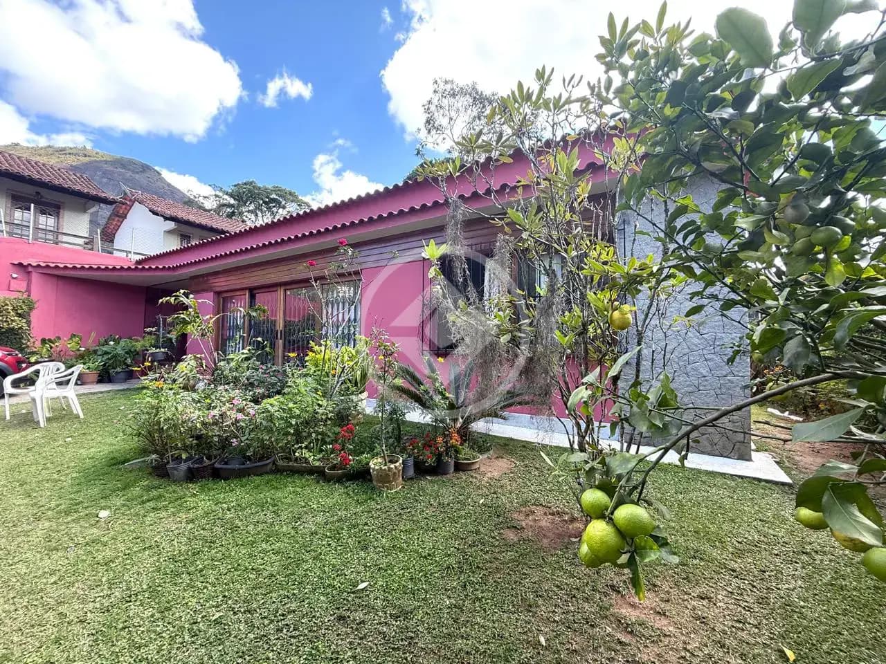 Casa linear, fora de condomínio, 225m2, à venda por R$870.000, em Iúcas, Teresópolis = RJ
