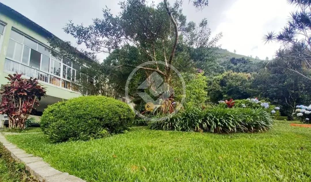 Casa em terreno de 2.217 m² e área construída de 232,89 m², com 3 quartos, sendo 1 suíte à venda por R$ 850.000,00, no bairro Cascata dos Amores. Teresópolis-RJ