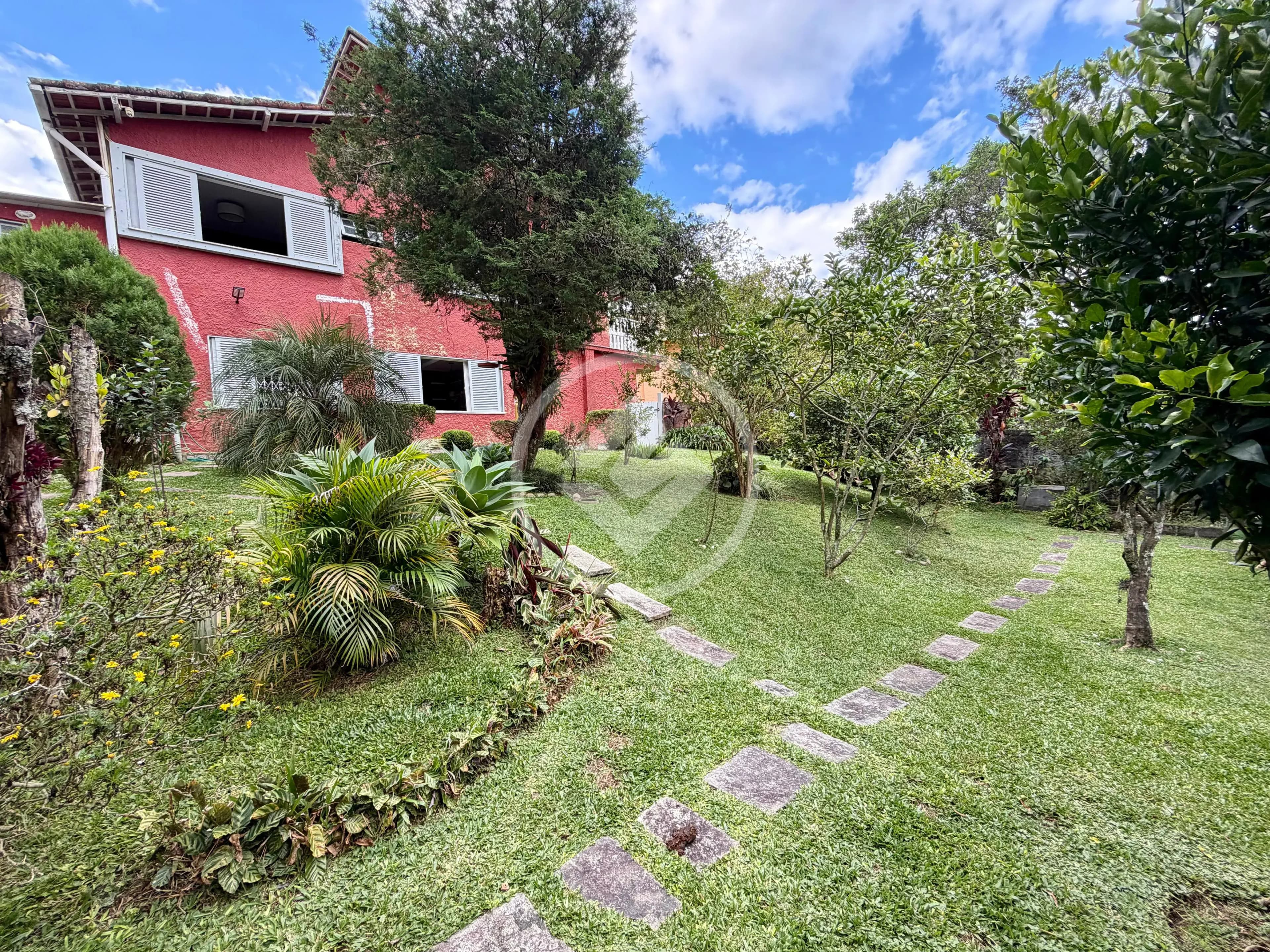 Casa à venda, 142 m2 de área construída, com 4 quartos, sendo 2 suítes, no bairro de Iucas- Teresópolis - RJ.