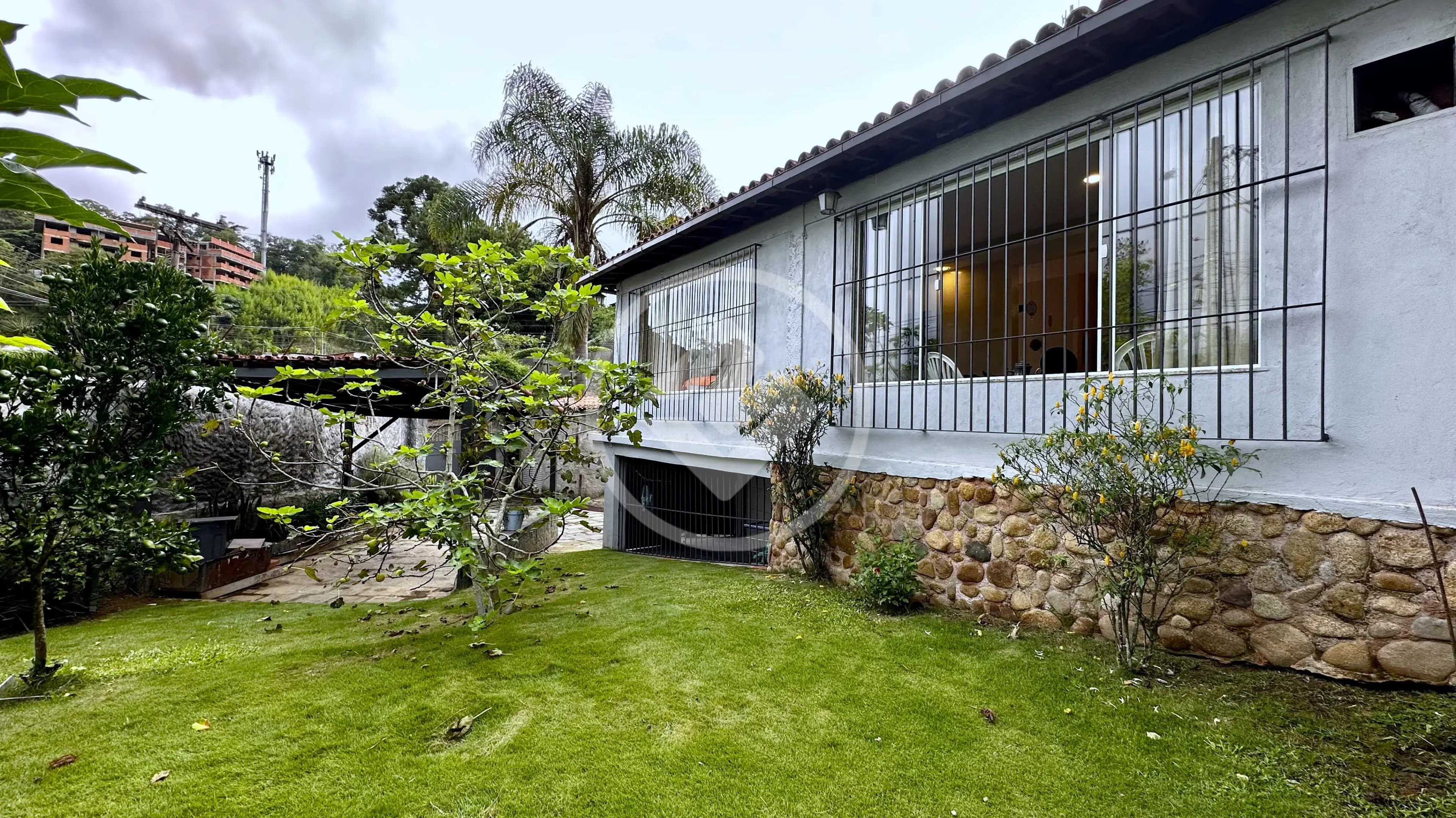 Casa com 3 quartos e 164m² à venda por R$795.000,00 - Golfe - Teresópolis/Rj