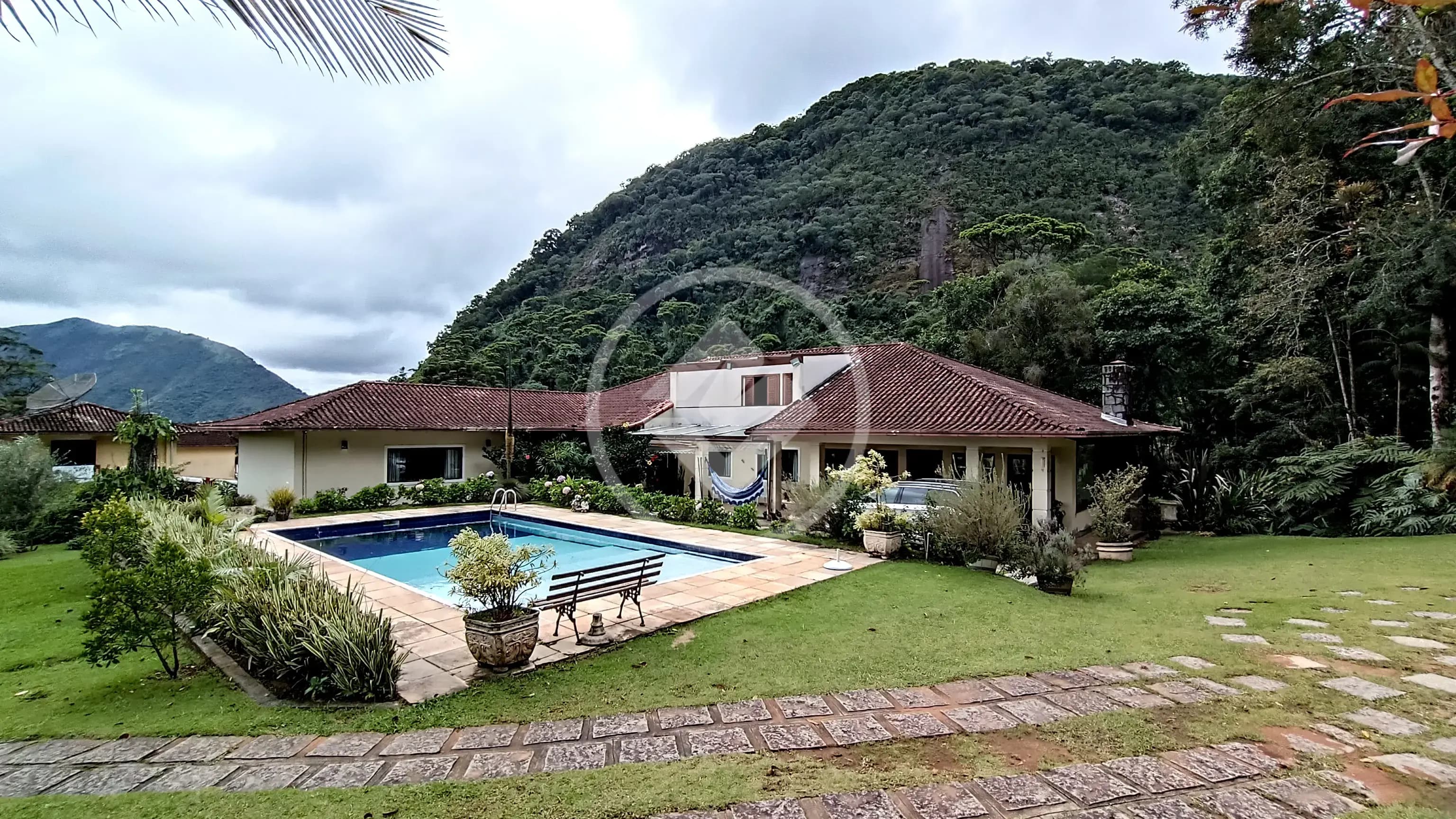 Mansão de 839,36 m² com 8 quartos, sendo 4 suítes, à venda por R$ 3.000.000,00 , na Granja Guarani - Teresópolis / RJ
