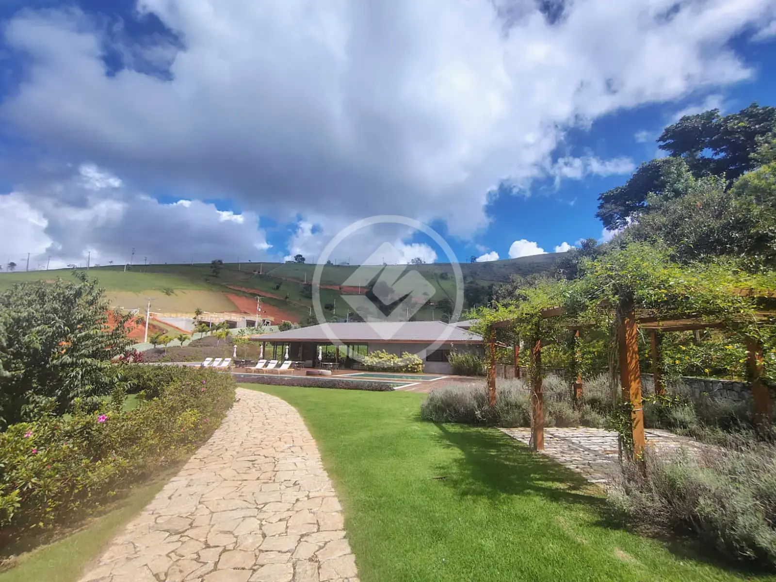 Terreno com 326 m² á venda no Condomínio Quinta das Amoras, Vale Alpino - Teresópolis/RJ.