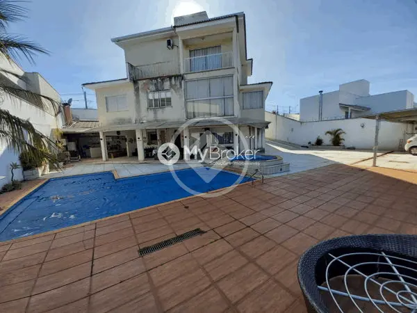 Sobrado à venda com 5 quartos, sendo 3 suítes - 830 m²- Vigilato Pereira - Uberlândia/MG