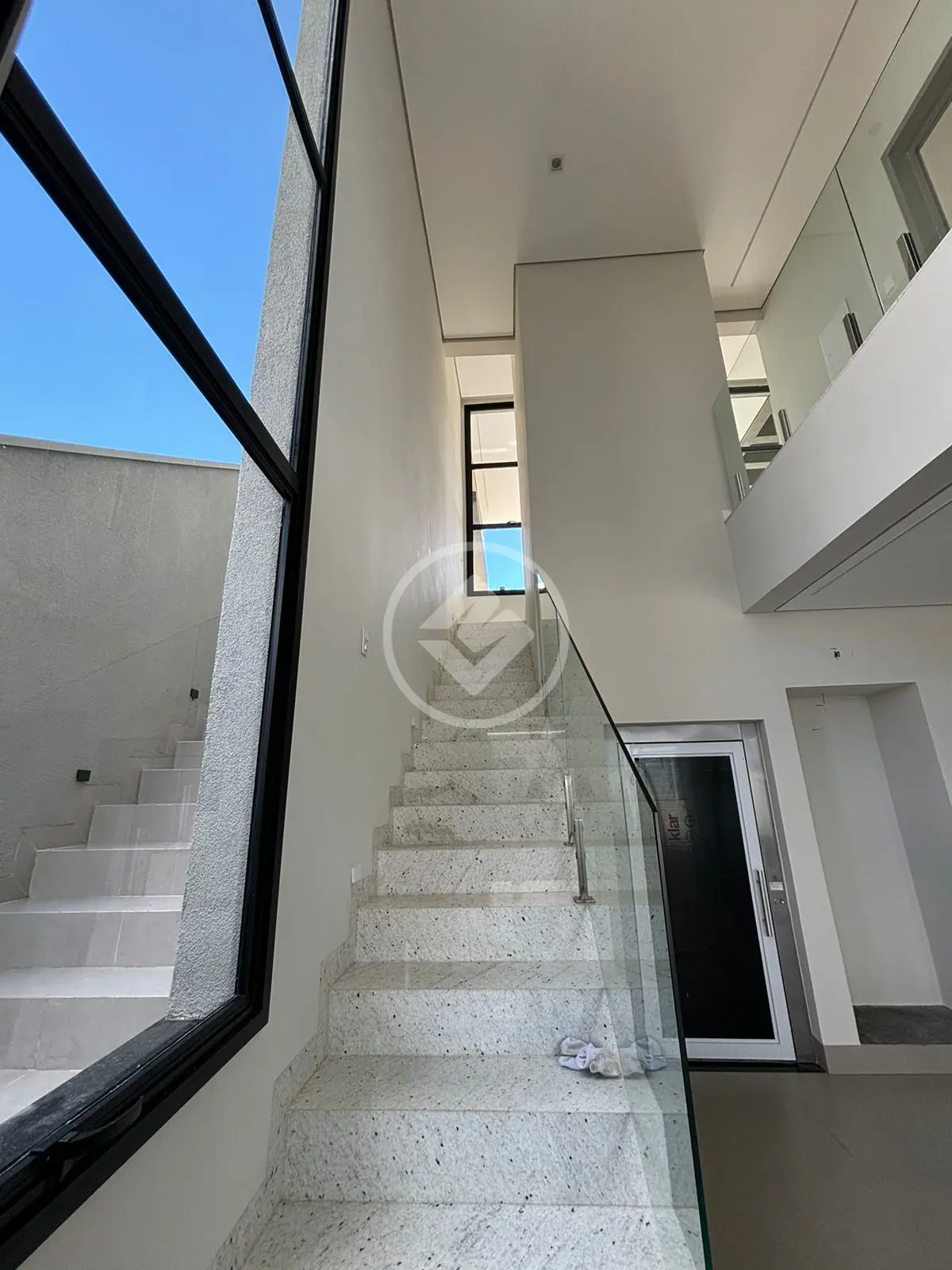 Sobrado à venda- 4 quartos sendo 2 suítes- 275m²- Granja Marileusa - Uberlândia/MG