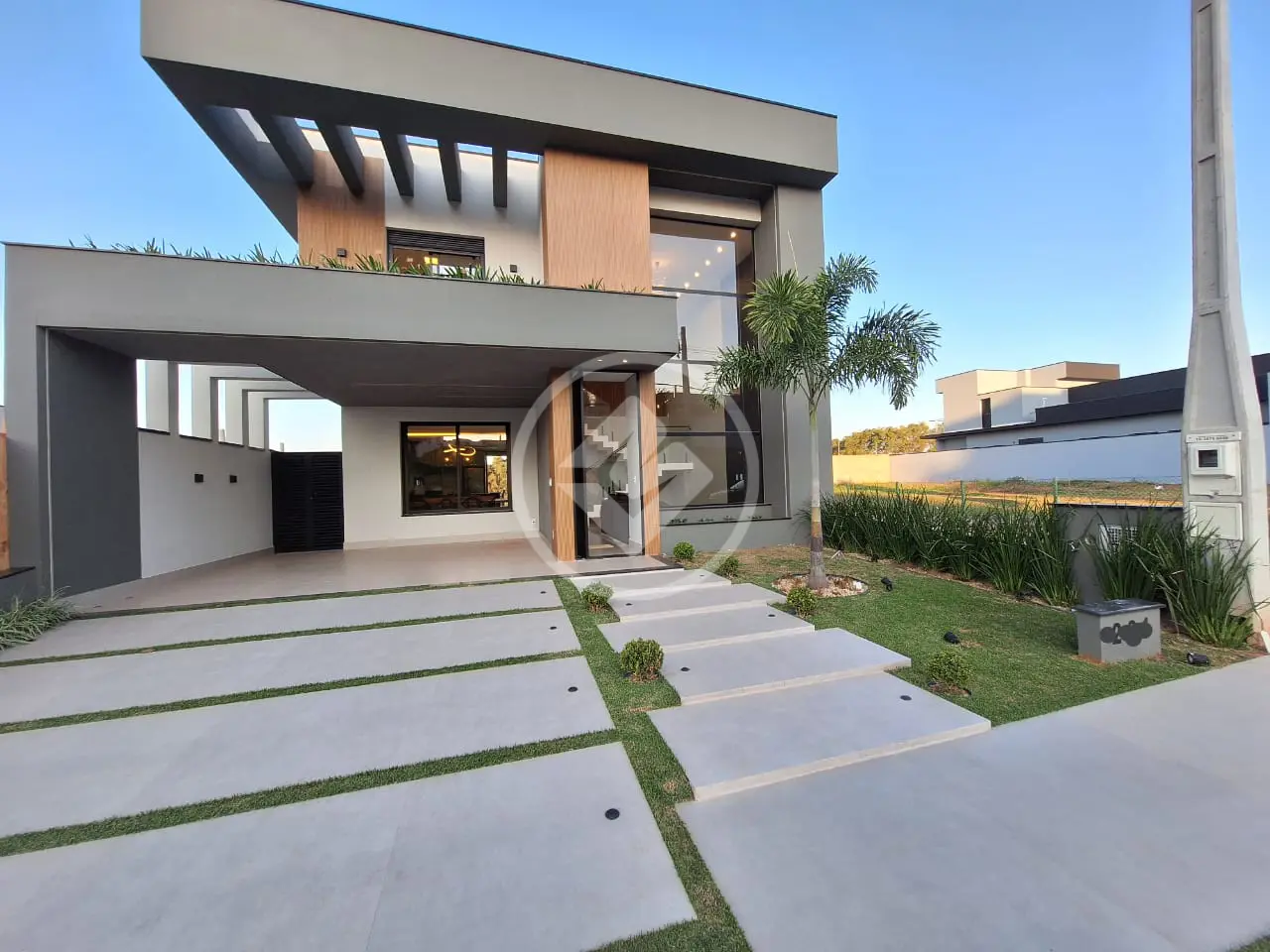 Casa para locação, 310 m2 construidos, moderna, integrada, três suítes, climatizada, no Condomínio Residencial Bosque da Mata em Valinhos.
