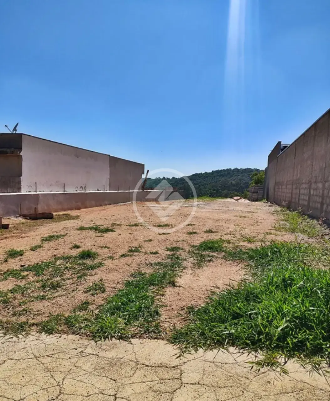 TERRENO PLANO A VENDA NO JARDIM ITÁLIA ITUPEVA COM 391 METROS QUADRADOS PRONTO PARA CONSTRUIR MURO PRONTO