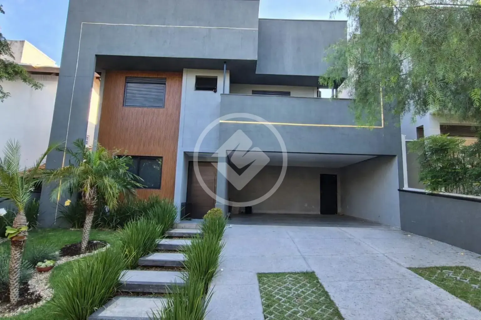 Casa á venda com três quartos e 196m2 construidos, no Condomínio Vivenda das Quaresmeiras de Valinhos SP.