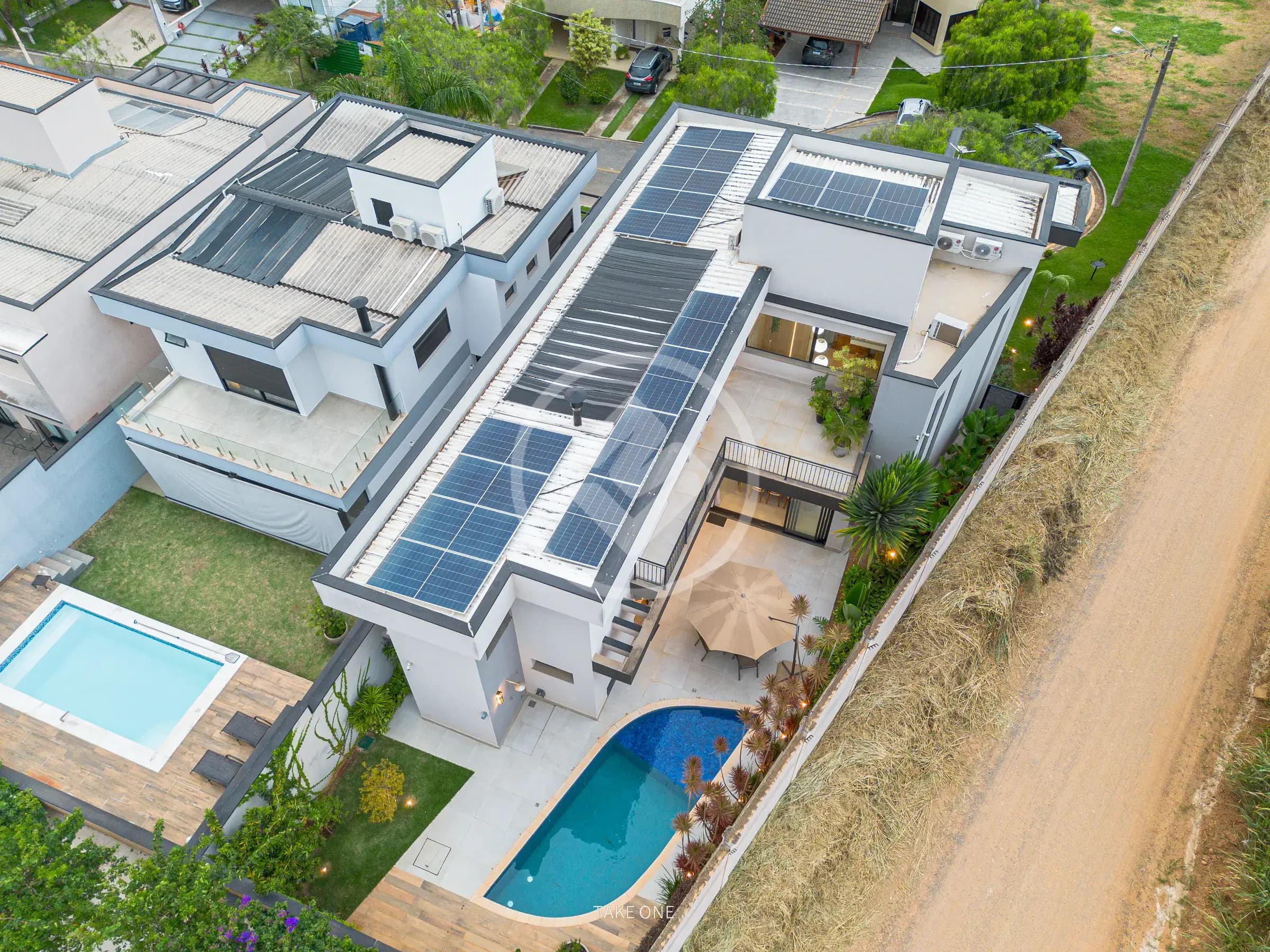 Casa á venda no Piccollo Villaggio, Louveira, moderna, atual, cheia de detalhes e com uma arquitetura e design de primerissimo nivel, sem falar do paisagismo, iluminação e automação.